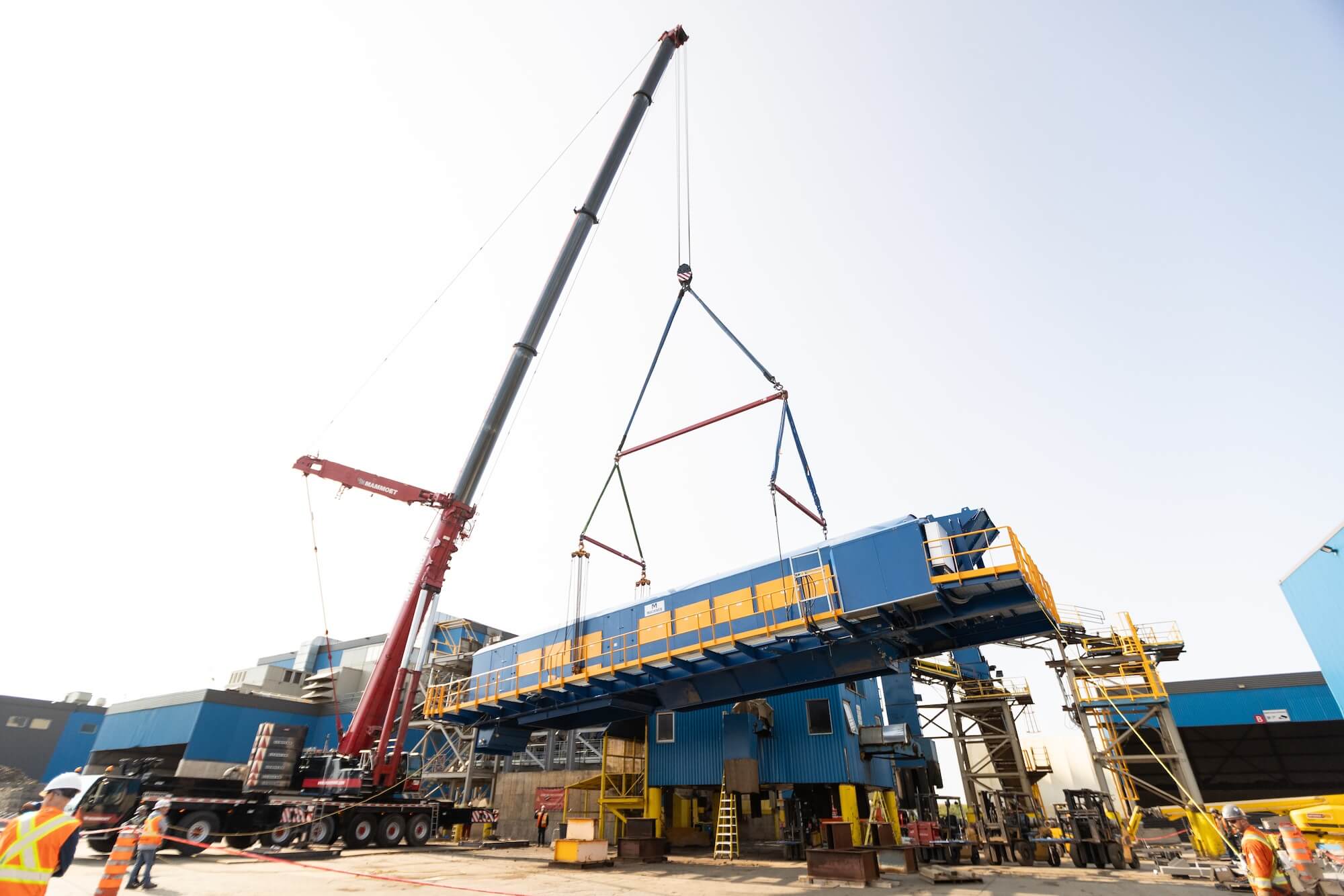 A 120,000-lb trommel being set in place by the main crane.